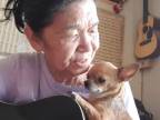70-ročná dáma spieva svojmu psíkovi pieseň plnú nehy (Thajsko)