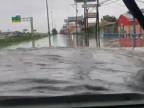 Vojenský Hummer nejaká povodeň nezastaví (Texas)