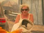 Odvážna žena sa vyzliekla, aby zachránila pred ohňom koalu