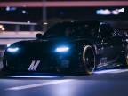 Príjemne upravená Mazda RX-7 brázdi nočné ulice