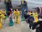 Keď prileteli z Wuhanu, všetkých ich postriekali (Indonézia)