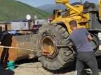 Taká obyčajná výmena pneumatiky na nakladači (Rusko)