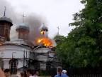 Kupolu zasiahol blesk, kostol začal horieť (Rusko)