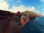 Synchronizovaný skok z útesu natočený jednou kamerou