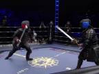 S mečom proti bojovníkovi s hákovými mečmi (súboj v ringu)