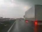 Kamión na ceste zasiahol blesk, všetko zachytila kamera (Polsko)