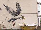 Pozdĺž anglického pobrežia "vystrájal" sprejer Banksy