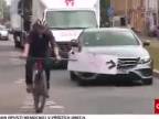 Novinár otestoval 1,5m odstup aut od bicykla - zrazil ho autobus