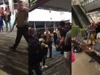 Dobrá nálada na letisku v Miami (agresívny policajt)