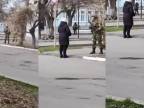Ukrajinka konfrontovala ruského vojaka (24.2.2022)