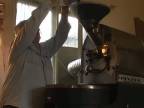 Praženie kávy na antickom stroji