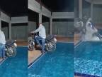 Mladý mozgový atlét chcel motorkou urobiť v bazéne vlny