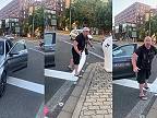 Cyklista ho upozornil na zlé parkovanie, vodič Mercedesu ho vyblokoval a napadol