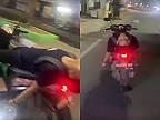 Chcel natočiť pre tiktok video, ako spí počas jazdy na motorke