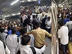 Muži blokovali dvere vlaku, cestujúci na platforme si ich podali (Bombaj)