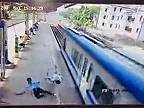 18-ročný chlapec neprežil zrážku s vlakom, keď sa nakláňal z platformy (DRSNÉ)
