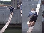 Jeden z mostíkov sa pretrhol, muž takmer spadol do vody