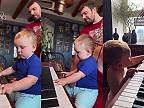 Rok a 9 mesiacov starý Gabriel Šerbenko hrá na piane