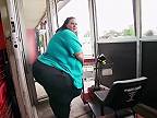 275 kg ťažká žena sa nezmestila do dverí, musela ísť „na kant“