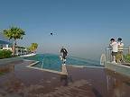 Potiahneš ma s dronom? Rád by som si zawakeoval v tom bazéne! (Dubaj)