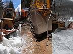 Slovenský lesný traktor LKT odhŕňa sneh v chorvátskych horách