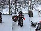 Keď si pojašený pes užíva sneh, deti by mali spozornieť