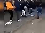 Medzí tínedžermi sa na autobusovej stanici strhla bitka. Ľudia sa len prizerali
