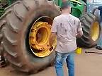 Nasadenie traktorovej pneumatiky na disk nešlo podľa plánu