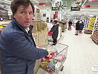 Tucker Carlson na nákupe v ruskom supermarkete