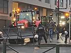 Farmári ničia policajné zátarasy a pokračujú v protestoch v uliciach Bruselu
