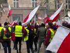 Masívne protesty farmárov vo Varšave skončili násilím, vzduchom lietali kamene.