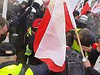 Takto sa začali strety medzi Poľskými farmármi a políciou pred Sejmom