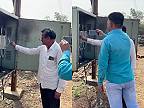 Indický elektrikár vymieňa holými rukami v rozvodovej skrini „poistky“
