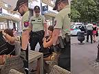 Štyria policajti a jeden mimoriadne netrpezlivý v gumených rukaviciach odvážajú