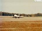 53-metrový Iľjušin Il-62 pristáva na poli (archívne zábery)