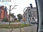 19-ročný mladík na kolobežke si myslel, že má prednosť pred električkou (Poľsko)