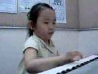 Dievčatko pri klavíri