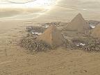Na pláži urobil z piesku repliky egyptských pyramíd, nechýbala ani Sfinga