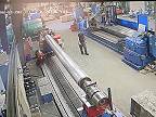 Pracovný úraz v strojárskej firme - muža takmer usmrtil kovoobrábací stroj