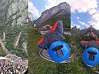 Návštevníkov „brány do neba” na hore Tianmen uchvátil okrídlený basejumper