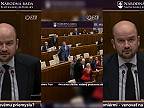 Robert Fico počas hodiny otázok. Jeho vystúpenie prerušil Igor Matovič v mikine