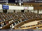 BÚRKA V PARLAMENTE. Vzduchom letela aj fľaša!