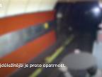 V pražském metru cestující stále častěji zachraňují lidi pomocí tlačítka NZV.