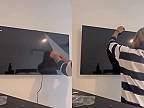 Šikovná žena si sama namontovala na stenu televízor