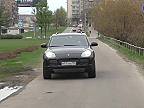 V Moskve jazdia po tráve aj po chodníkoch (Rusko)