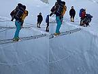 Trhlina na ceste na Mount Everest: rebrík nad priepasťou v ľadopáde Khumbu