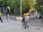 Zaparkujte všetci na chodníku, ide veľký nákladiak