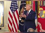 Trump nevedel pripnúť medailu vojaka, tak ju jednoducho omotal okolo krku