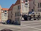 Dramatický pád príslušníka SEK z vojenského vozidla počas ukážky v Norimbergu