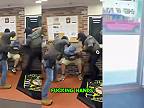 Agenti ICE prenasledujú nelegálneho imigranta do policajnej stanice v Illinois